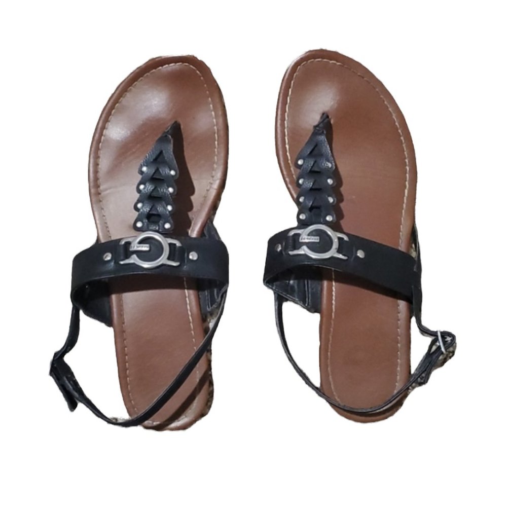 G BY GUESS THONG LIBERTY BRAIDED T-STRAP FLATS. FAUX LEATHER SIZE 10M